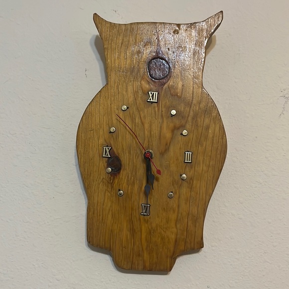 Vintage Wooden Hand Carved Owl Clock/ 11.5 x 7 x .75 LHW - Picture 1 of 7